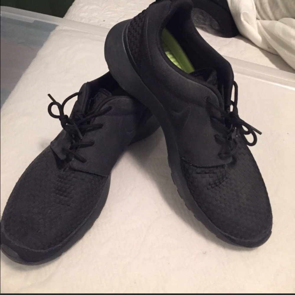 Black Woven Roshes